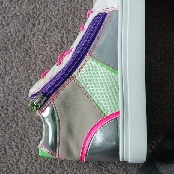 NWOT Steve Madden unisex Size 1 Multicolor Sneaker - Picture 4 of 7